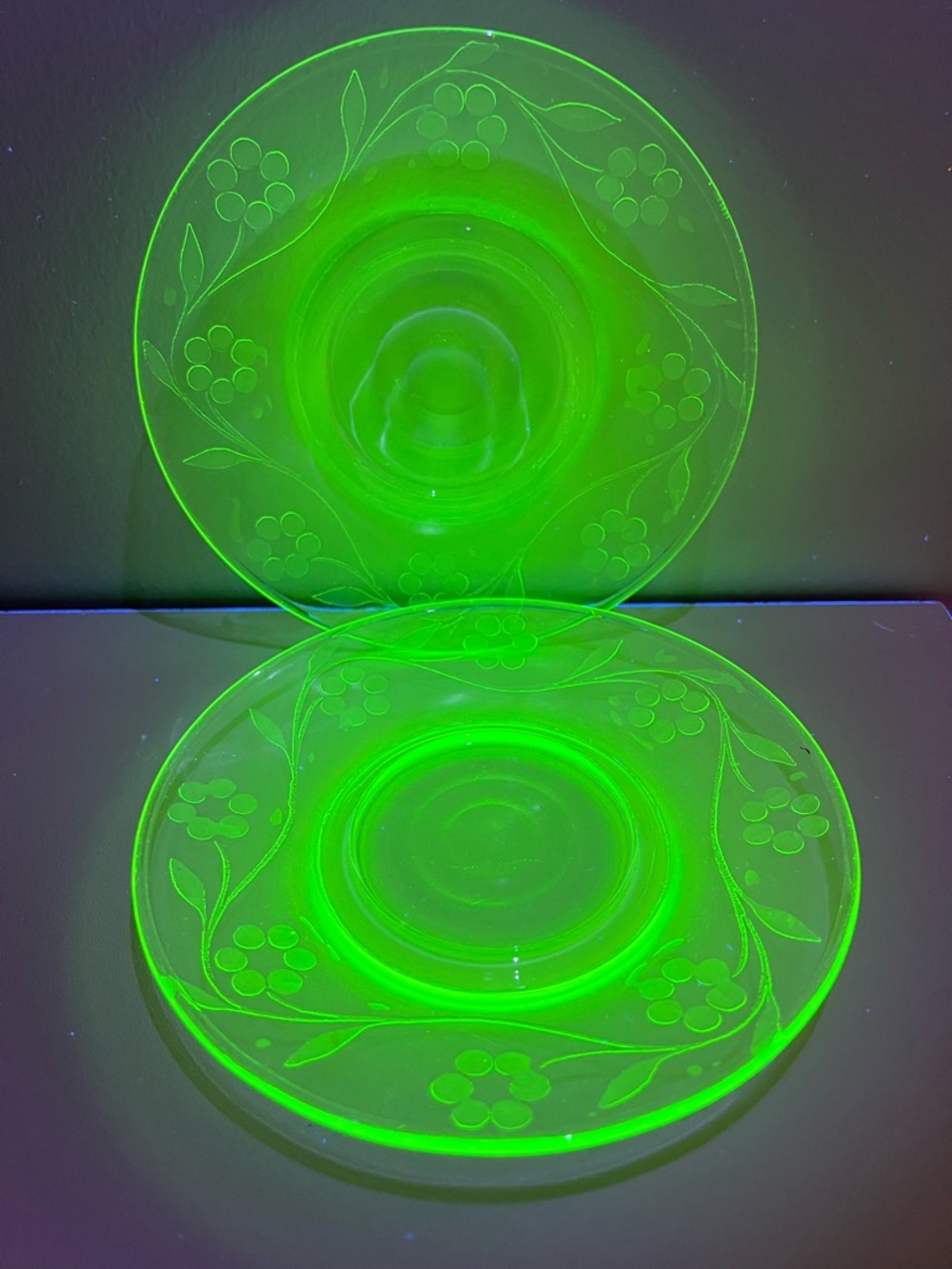 “Glowy Glass” 2 Uranium saucers/small plates with pretty etched design - Picture 5 of 7